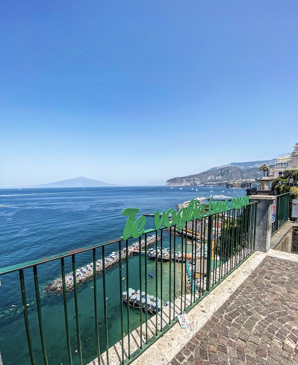 villa comunale sorrento uitzicht vesuvius